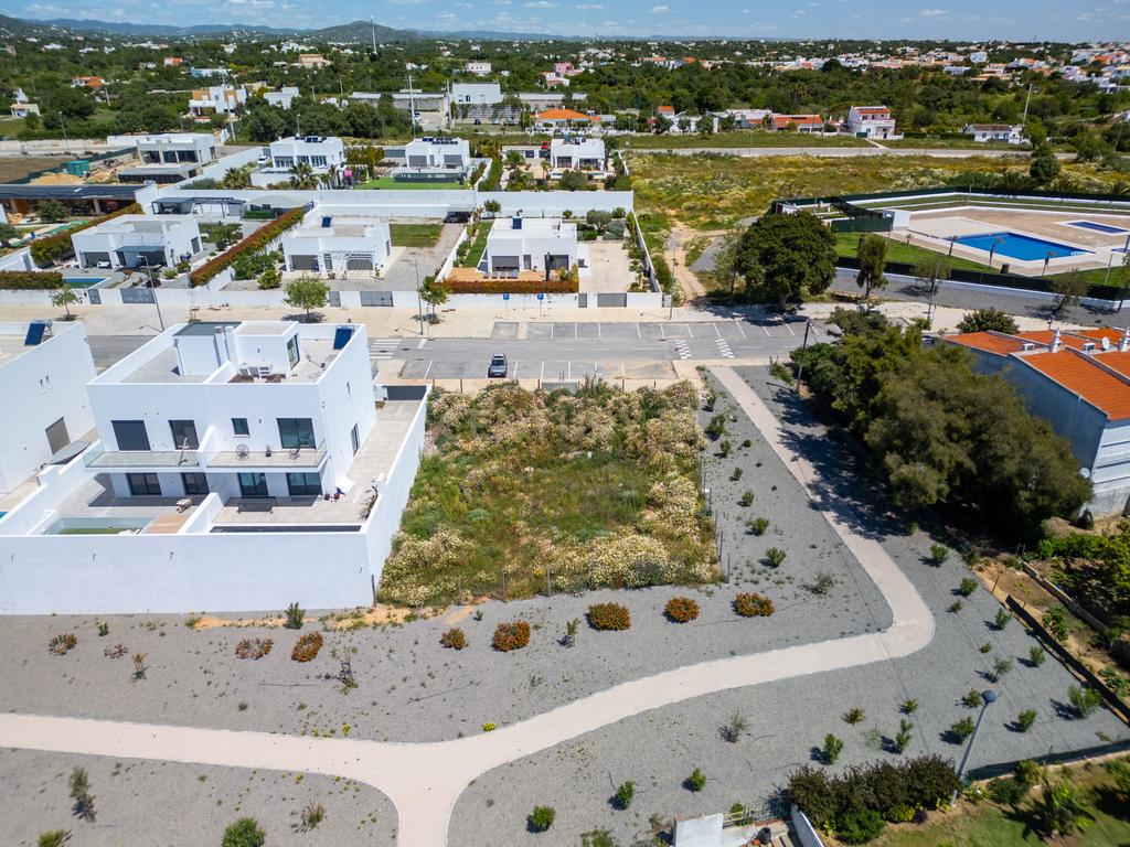 Lote de Terreno com Projeto Pré-aprovado para Moradia T3 com Piscina Privativa – Um Refúgio no Coração do Algarve, entre a Ria Formosa - Image 14