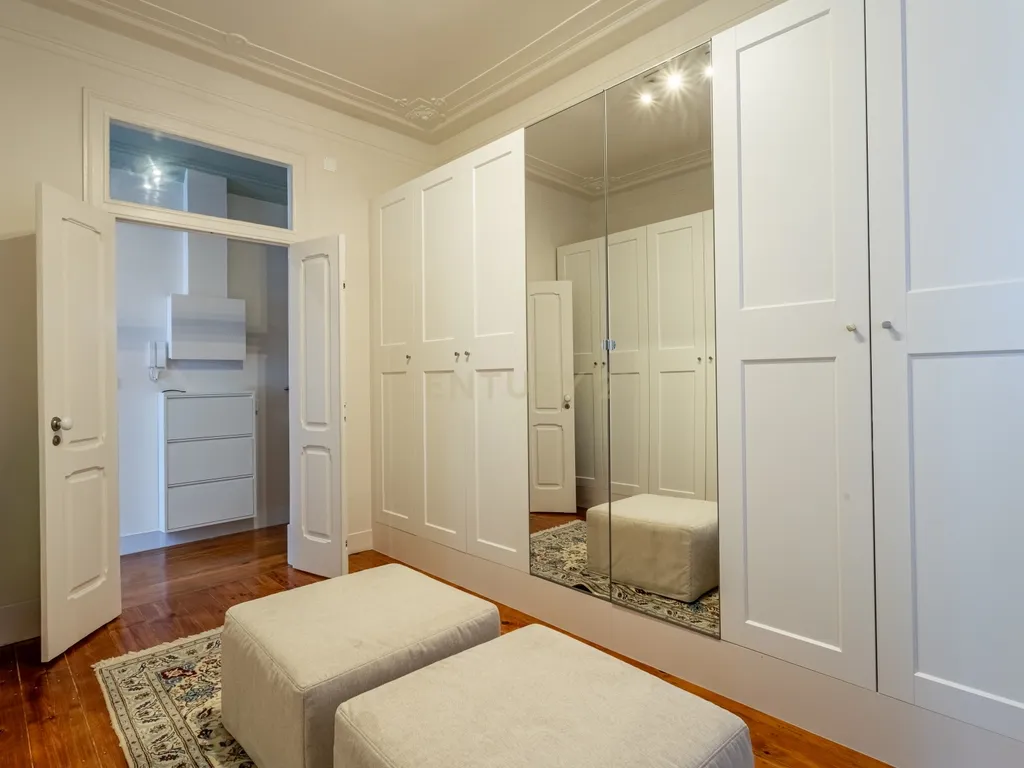 Apartamento T4 Renovado em Santo António, Lisboa — Onde a elegância se sente em cada detalhe - Image 6