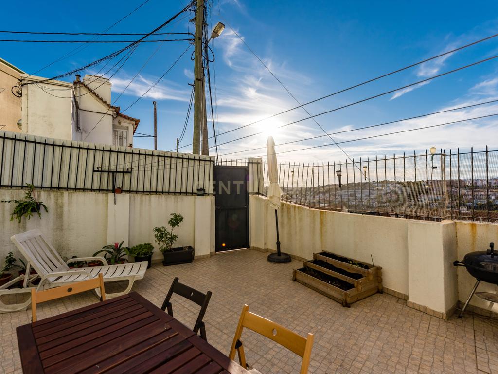 Apartamento T2 em Linda-a-Velha – Remodelado com Terraço e Excelente Localização - Image 18