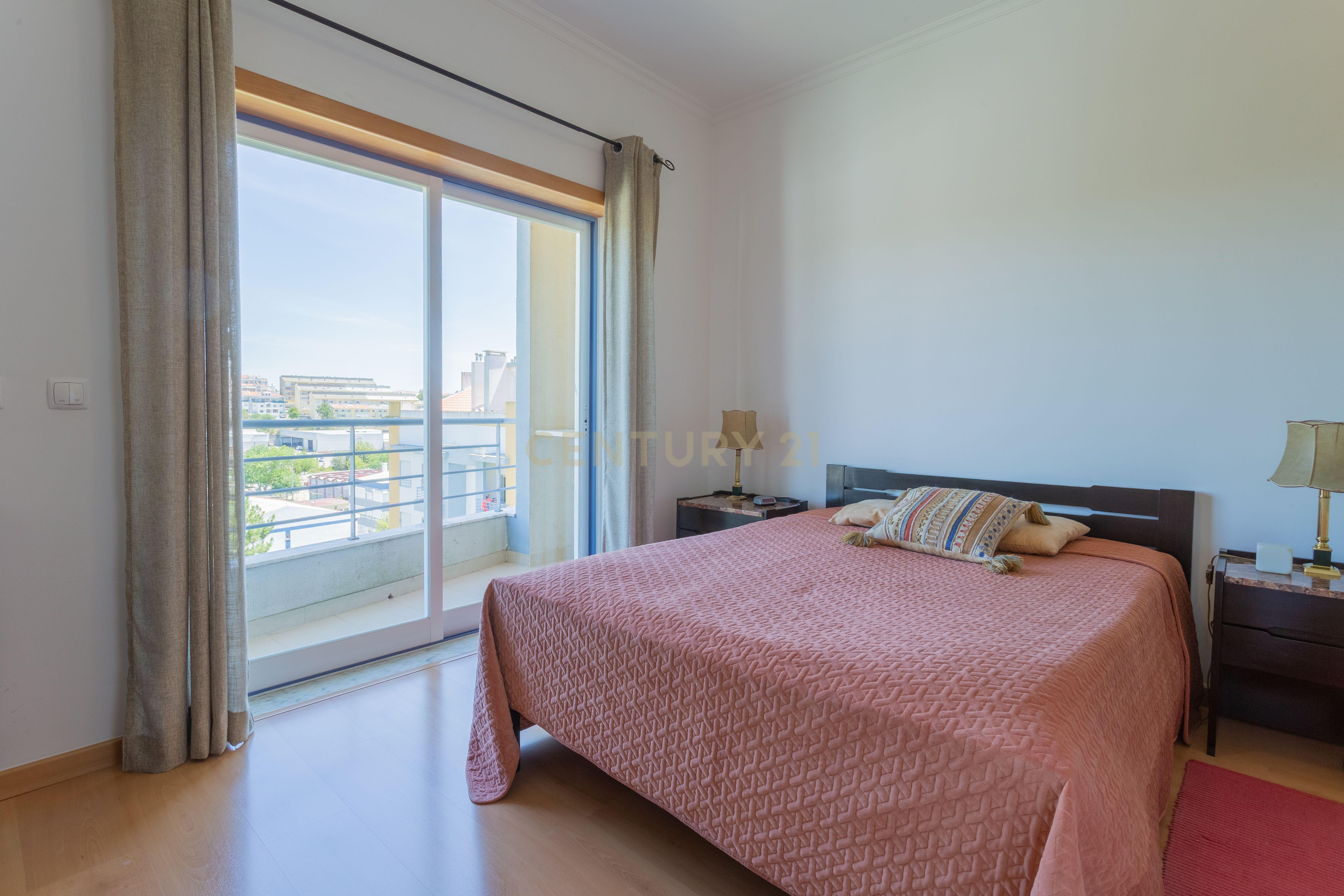 Fotografia 11 de Apartamento T2 / Duplex, com Garagem, sito na Sobreda, concelho de Almada.