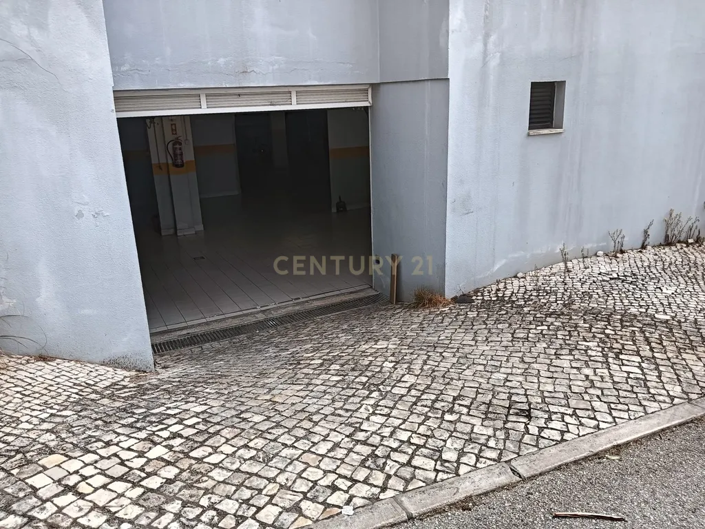 T3 com Suite/Garagem e Arrecadação - Vialonga - Image 78