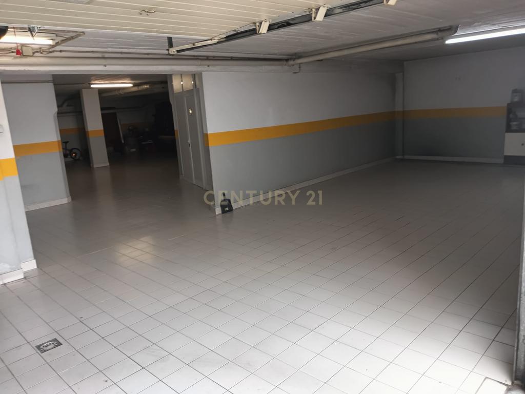 T3 com Suite/Garagem e Arrecadação - Vialonga - Image 73