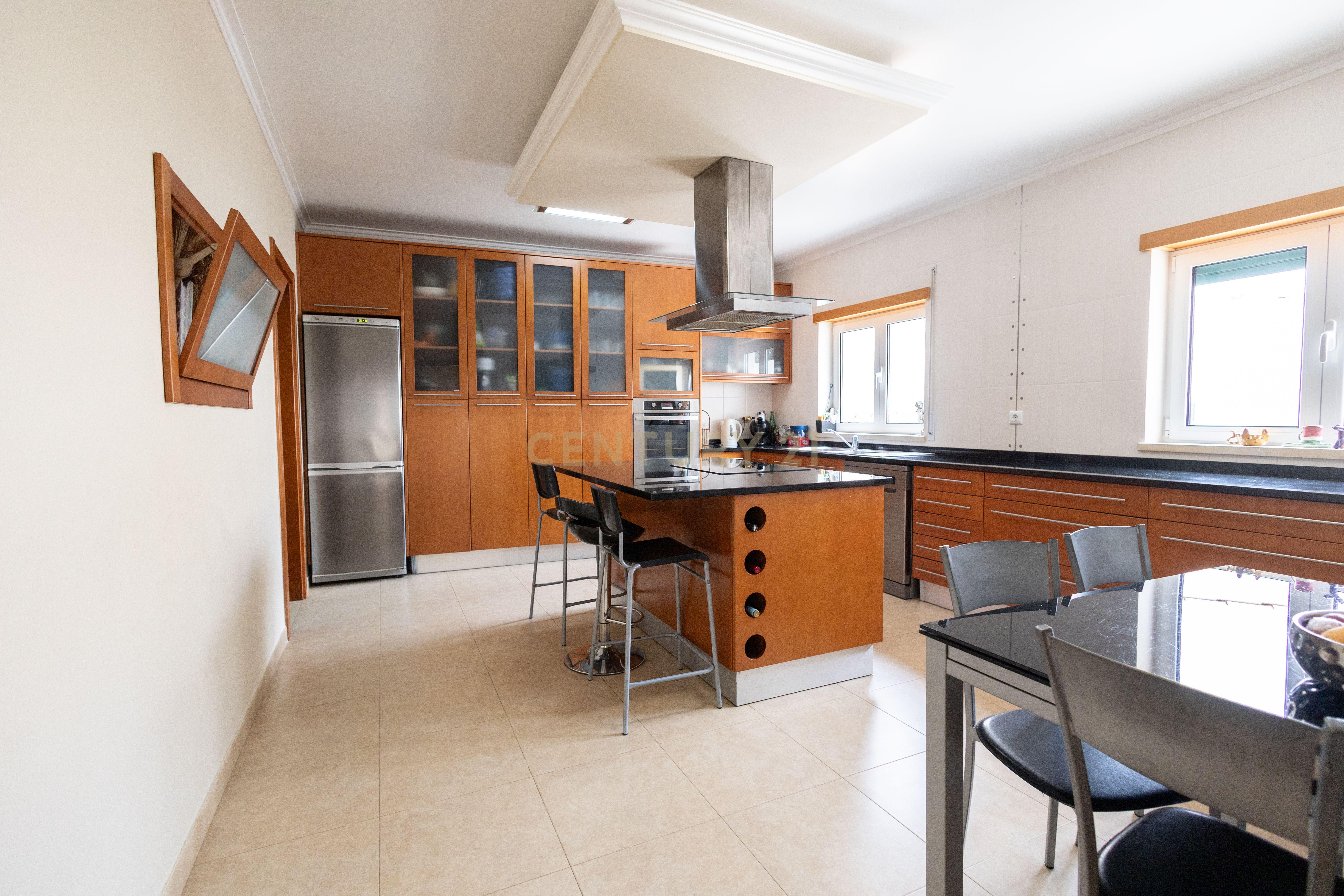 Moradia T3 com escritório, sótão, garagem e quintal – Paialvo, Tomar, Portugal