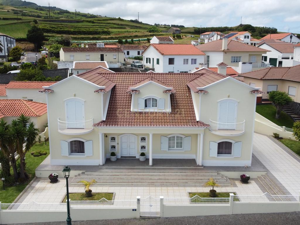 Moradia de Assinatura no Concelho do Nordeste – Exclusividade, Luz e Vistas - Image 3