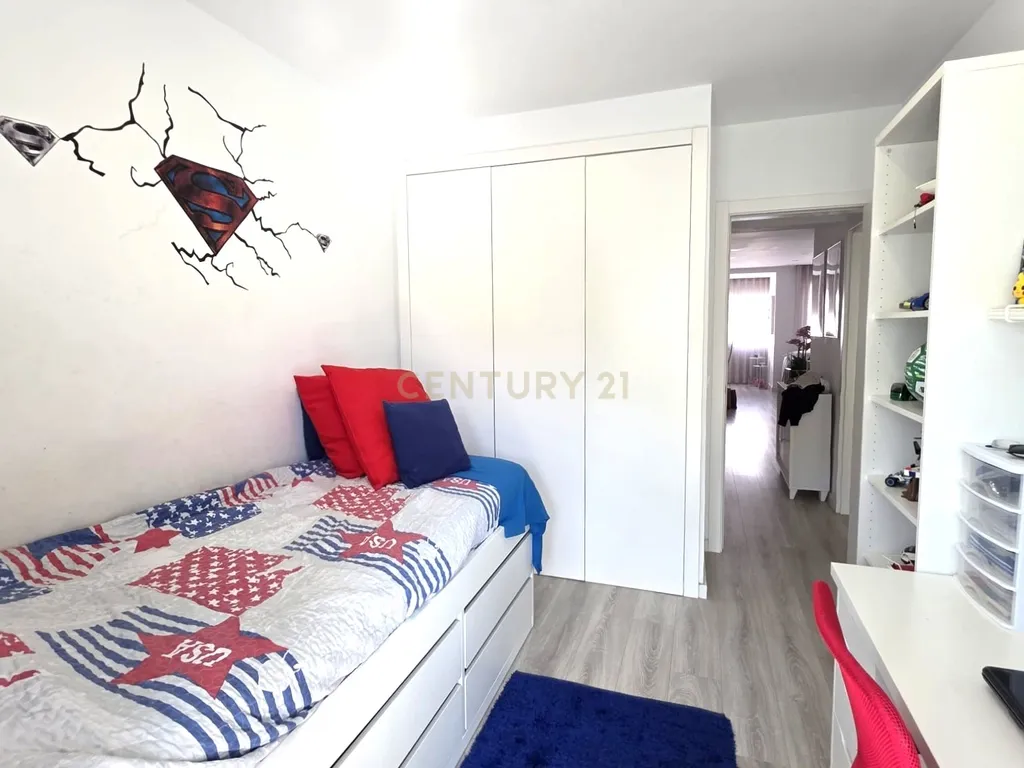 Apartamento T4 agora T3 em Almada transportes á porta # Negociável # - Image 17