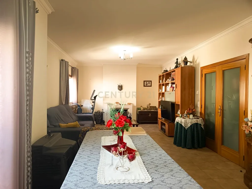 Apartamento T3 no centro do Entroncamento com sótão e garagem - Image 1