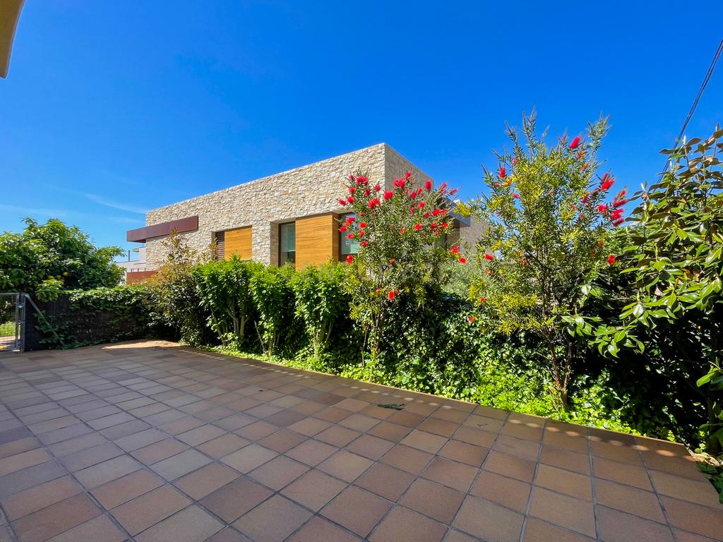 Encanto modernista no rés do chão com jardim – La Garriga - Image 3
