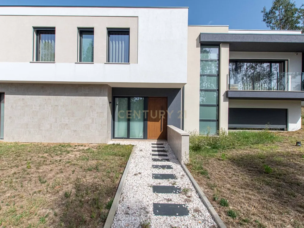Moradia T4 semi-nova com Piscina, Garagem + Parcela de Terreno Rústico e Vista Serra | Salgueiro, Pombal - Image 7