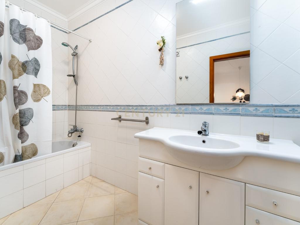 Apartamento T1 Central no centro Histórico da Vila Ericeira - Image 13