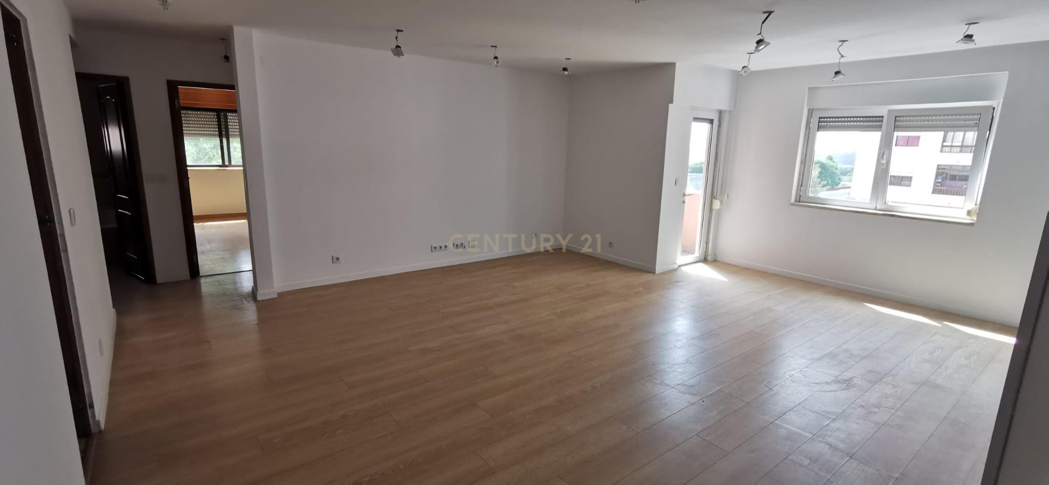 Fotografia 3 de T2 Remodelado | 100 m² | 2 Casas de Banho | Varanda | Agualva-Cacém