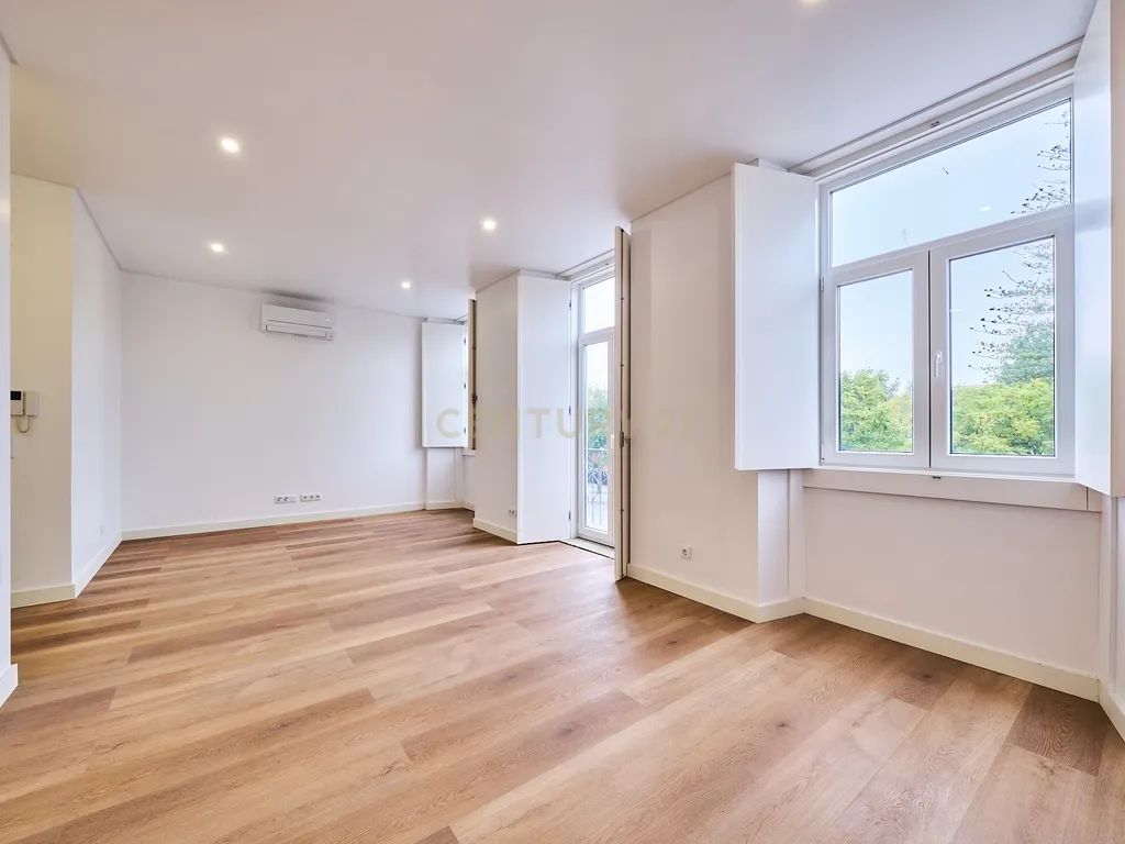 Apartamento T2 de Prestígio Totalmente Renovado na Avenida Luísa Todi – Setúbal - Image 13