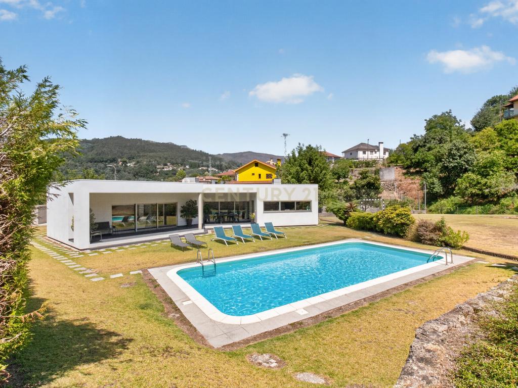 Moradia T4 Térrea de Sonho com Piscina, Campo de Futebol - Image 3