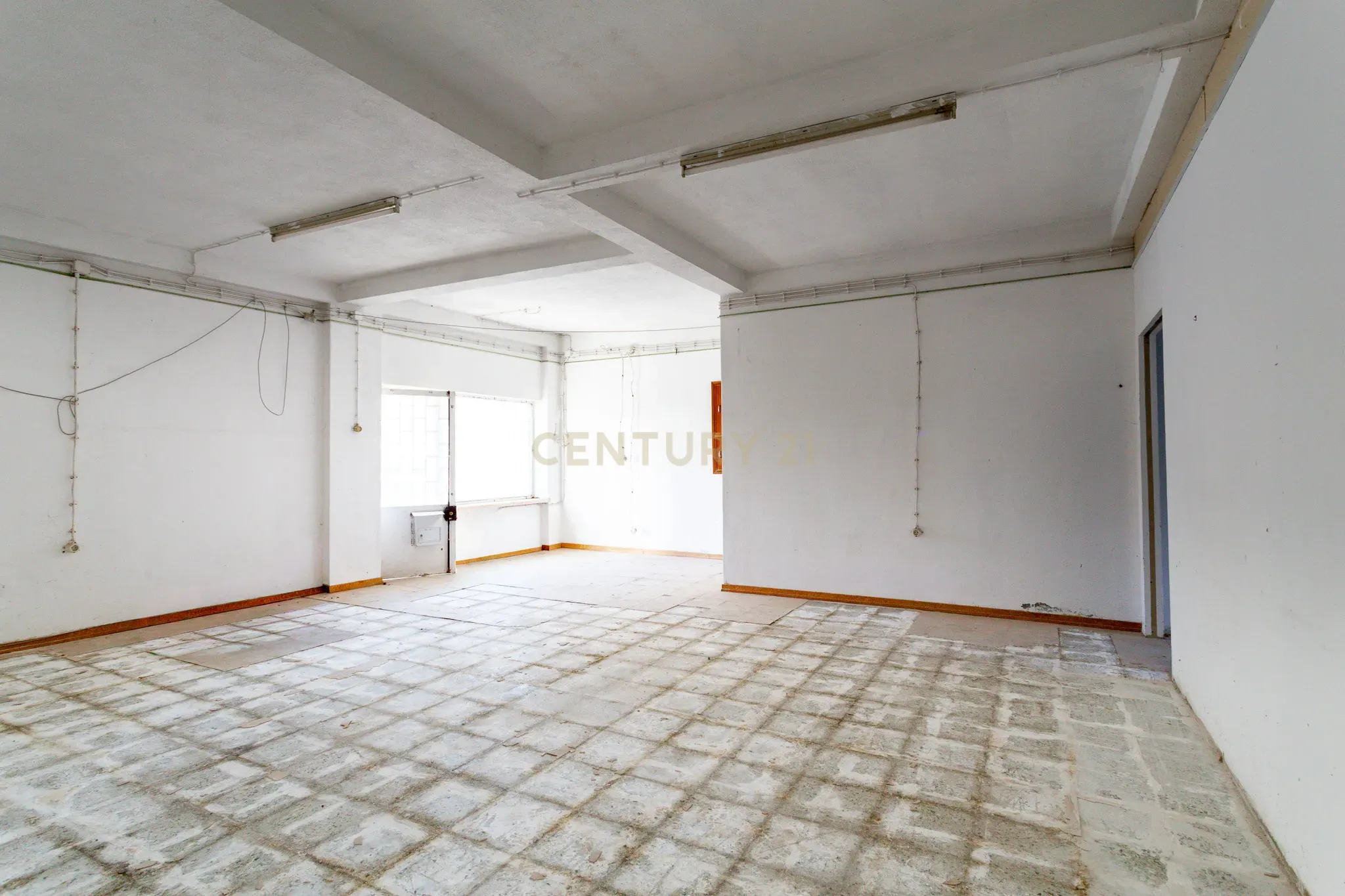 Fotografia 5 de Loja com 61 m² no Bairro do Miratejo – Catujal
