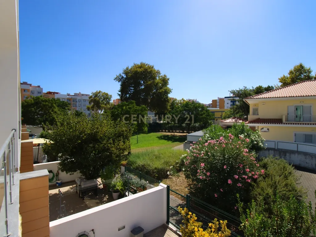 Moradia Contemporânea V3+1 Seixal - Image 12
