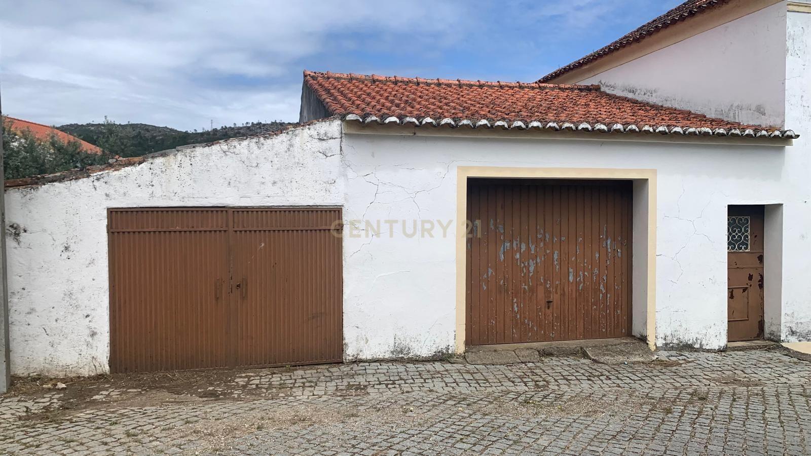 Fotografia 4 de Espaçosa Moradia em Villas Ruivas com Garagem