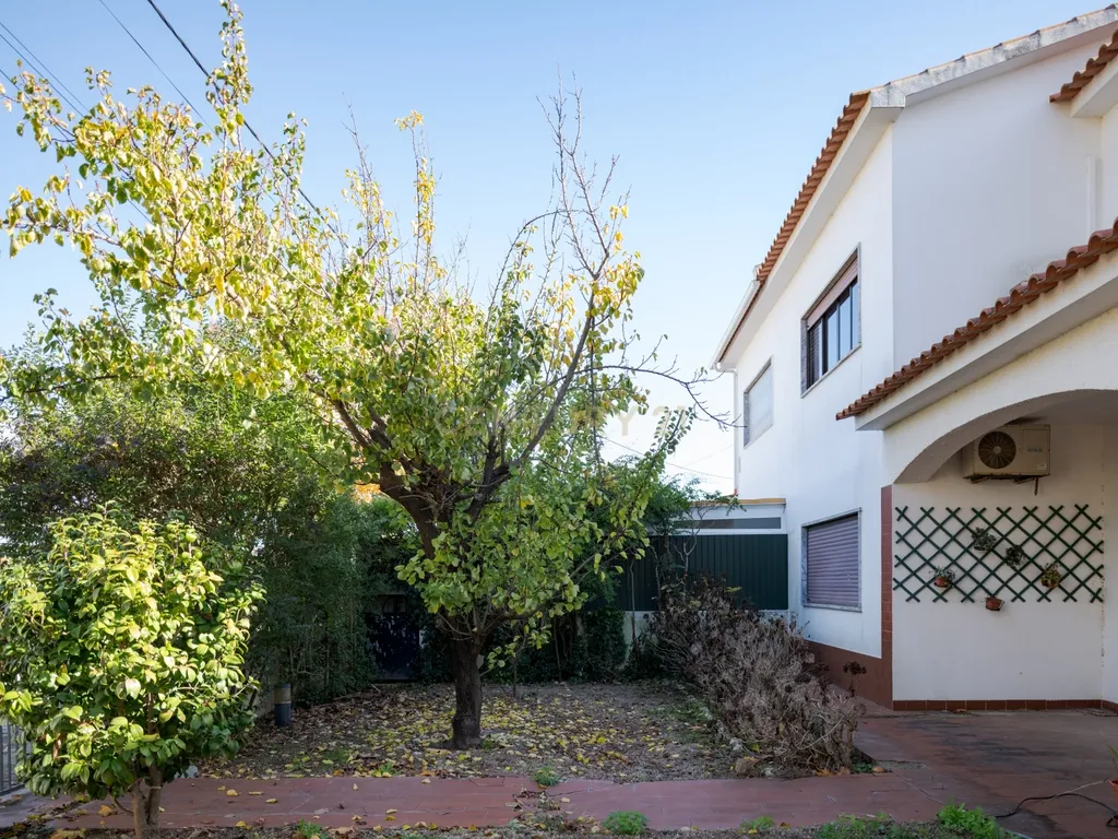 Moradia T4 Geminada à Venda na Marisol — 200 m² | Lote 900 m² | Piscina - Image 10