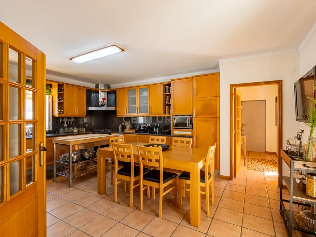 Moradia T5 Térrea com Piscina, Garagem e Lote de 2000 m² – Venda do Alcaide - Image 11