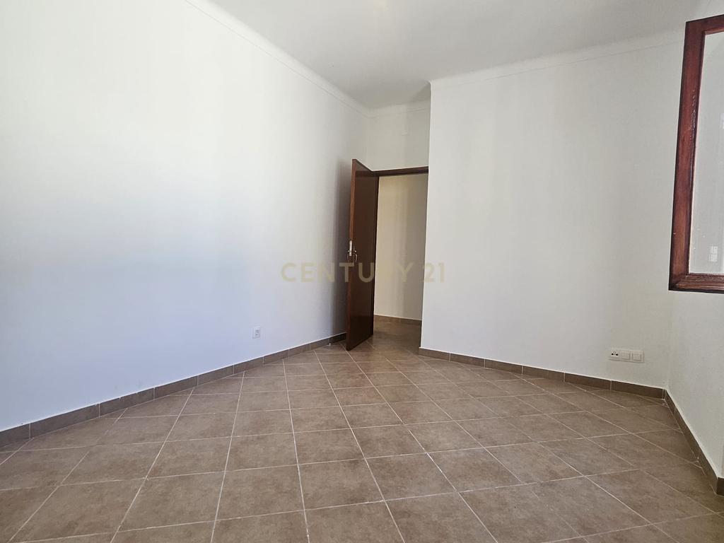 Moradia Bifamiliar T4 com Quintal e Garagem no Bairro das Nogueiras, Évora - Image 21