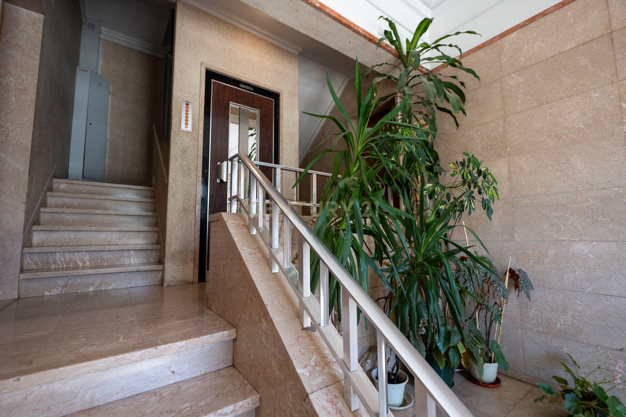 Apartamento de tipologia T3, com cerca de 115 m2, 2 WC, despensa, localizado numa das artérias principais da cidade de Odivelas, mais concretamente na Rua Professor Dr. Augusto Abreu Lopes. - Image 5