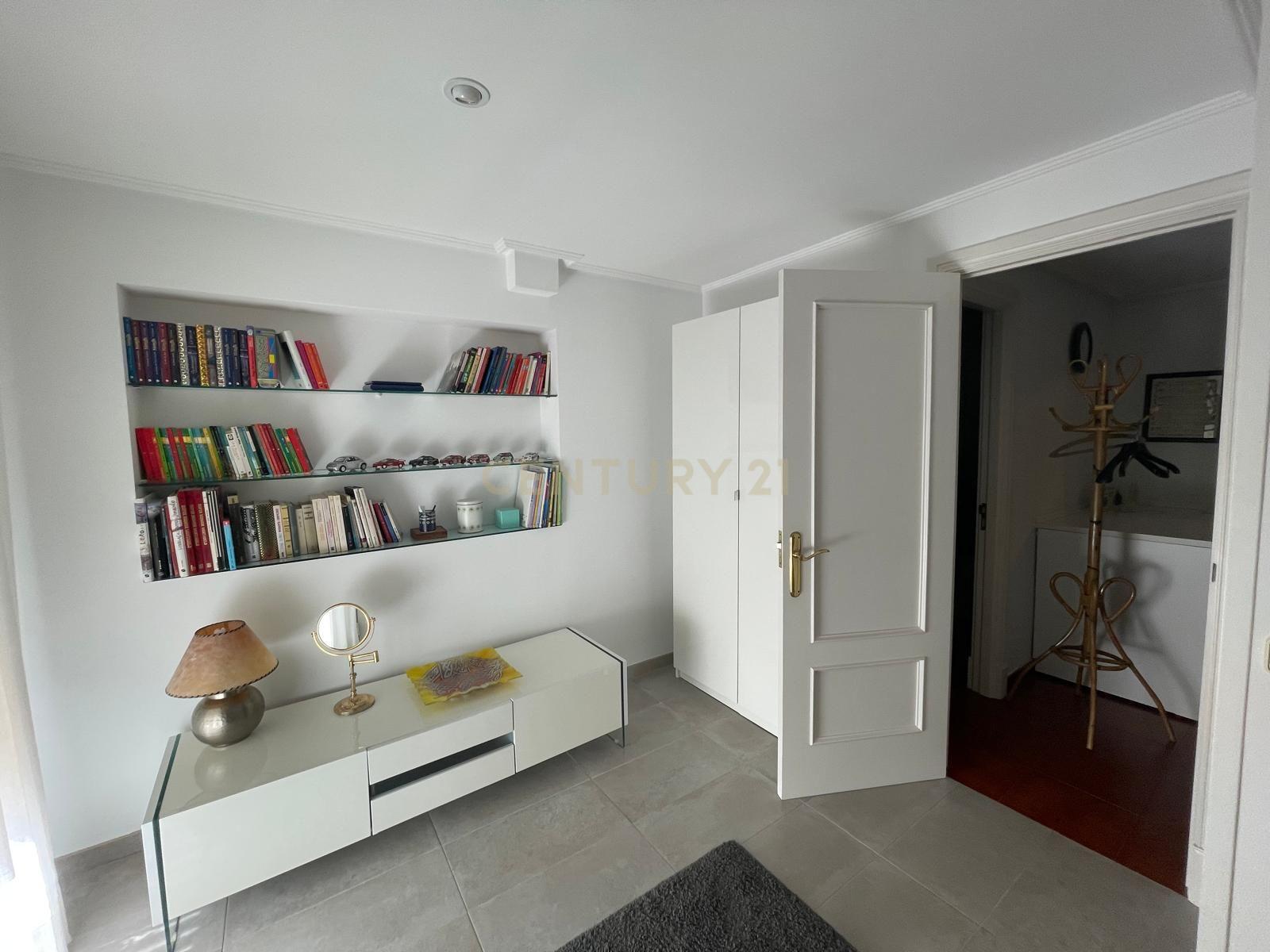Luxuosa Moradia Renovada em Madrid com Vista para a Cidade - Image 40