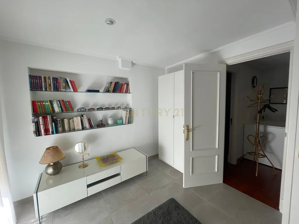 Luxuosa Moradia Renovada em Madrid com Vista para a Cidade - Image 40