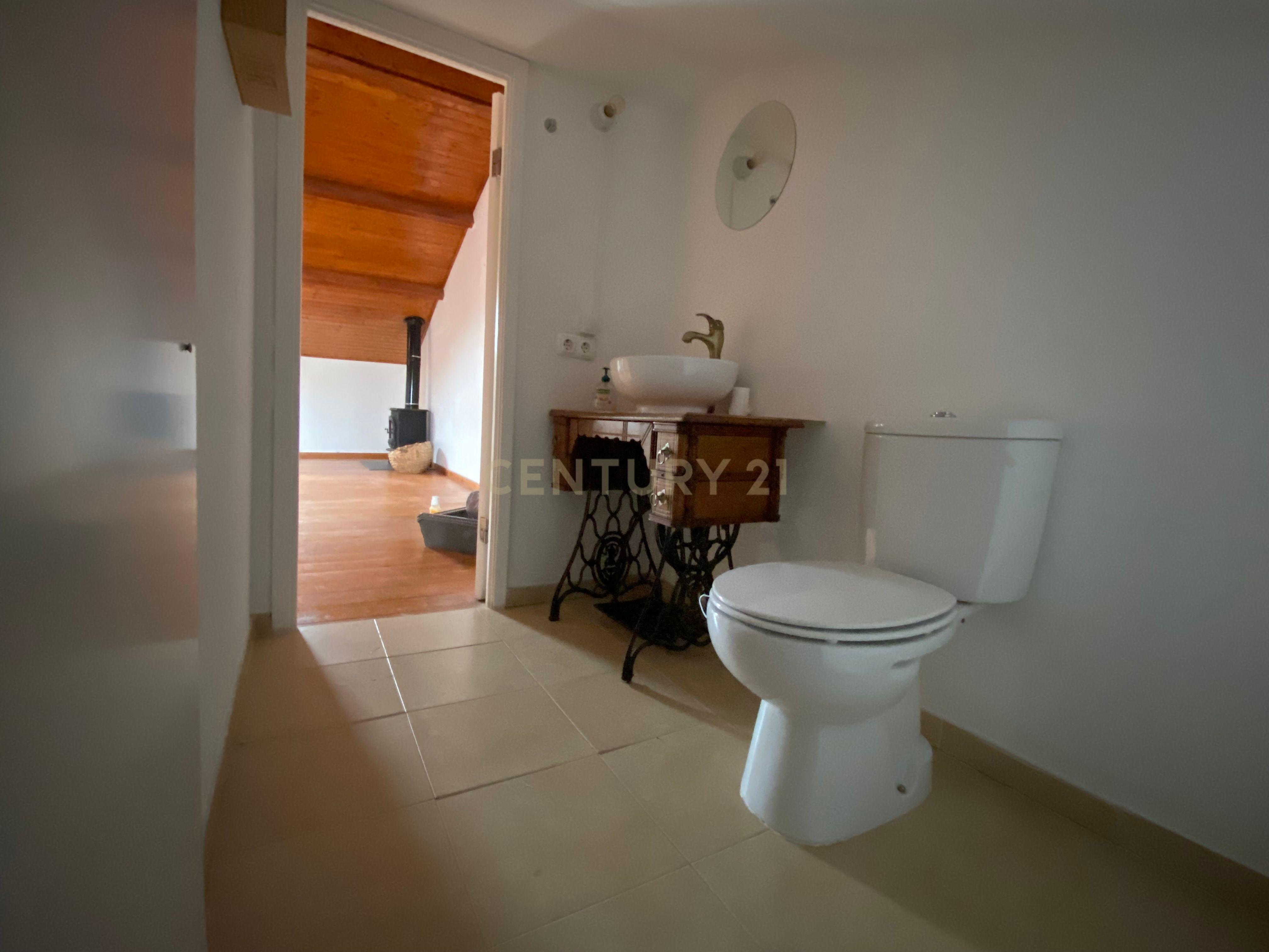 T3 com Sótão Remodelado e Terraço – Alcântara - Image 25