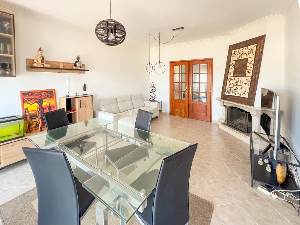 Apartamento T2 com Sótão e garagem - Torres Vedras - Image 1