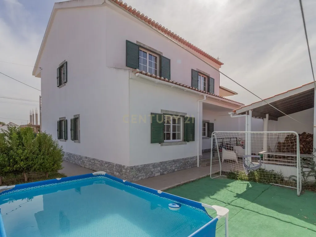 Moradia T4, luminosa, com garagem, jardim e logradouro. - Image 38