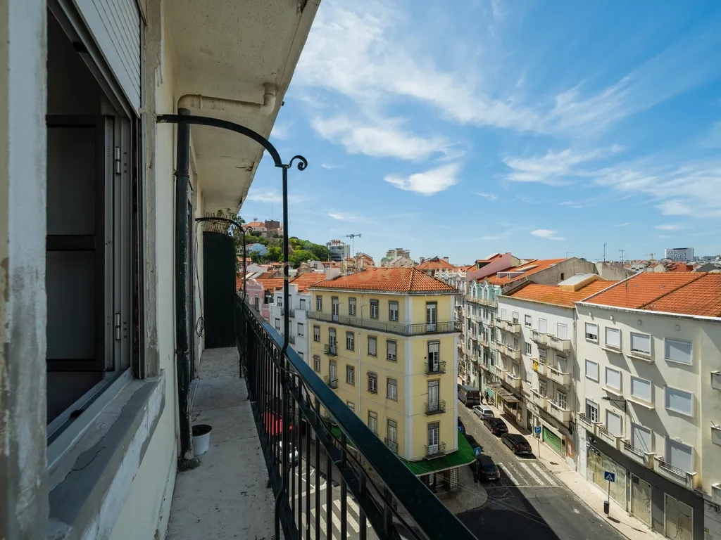T3 com vista desafogada no centro de Lisboa - Image 14
