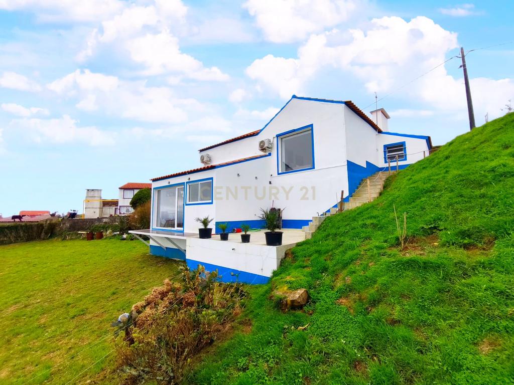 Moradia Totalmente Renovada com 2 Apartamentos T1 e Vista Mar na Algarvia - Image 18