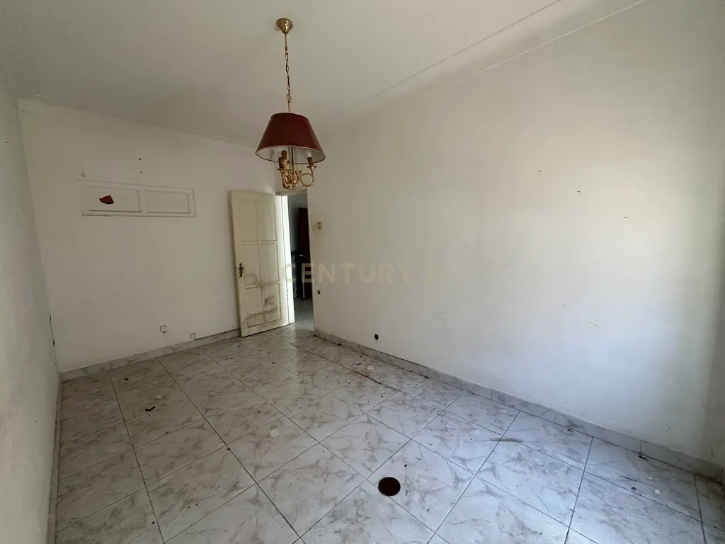 Apartamento T1 para Remodelação – Praça do Brasil, Setúbal - Image 9
