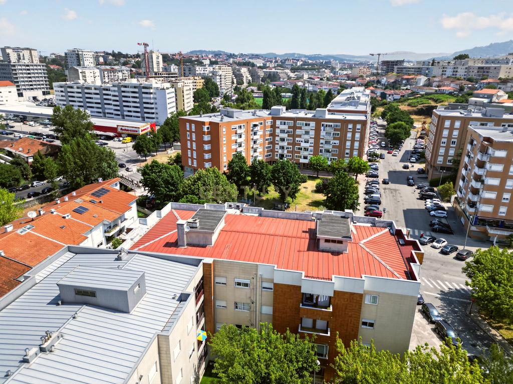 T3+1 com Garagem Fechada e Elevador | Lomar – Braga - Image 22