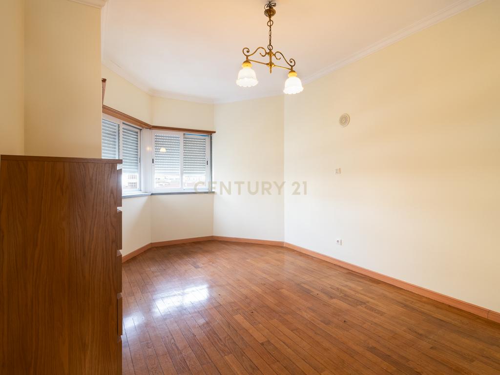 Apartamento T4 no Centro de Odivelas com Parqueamento para 3 Viaturas - Image 16