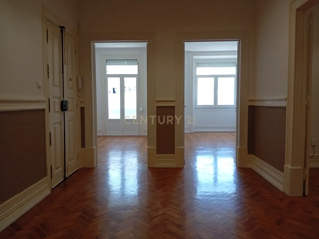 Situado no Bairro Azul junto do Metro e do El Corte Inglês/Fundação Gulbenkian, tem este apartamento com traça antiga com 7 assoalhadas dispostas numa área de 200 m². - Image 13