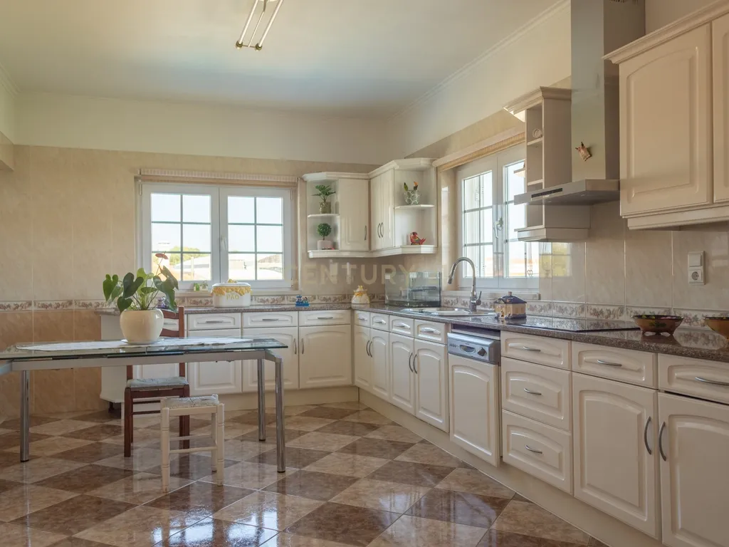 Moradia Isolada T4+2 com Piscina | Lazarim – Charneca da Caparica - Image 11
