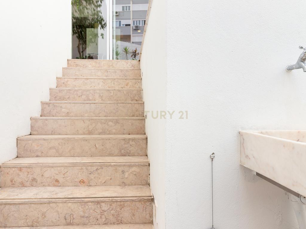 Extraordinário apartamento T3+1 com pátio exterior privado, junto ao Campo Pequeno, Lisboa. Em Venda! - Image 23