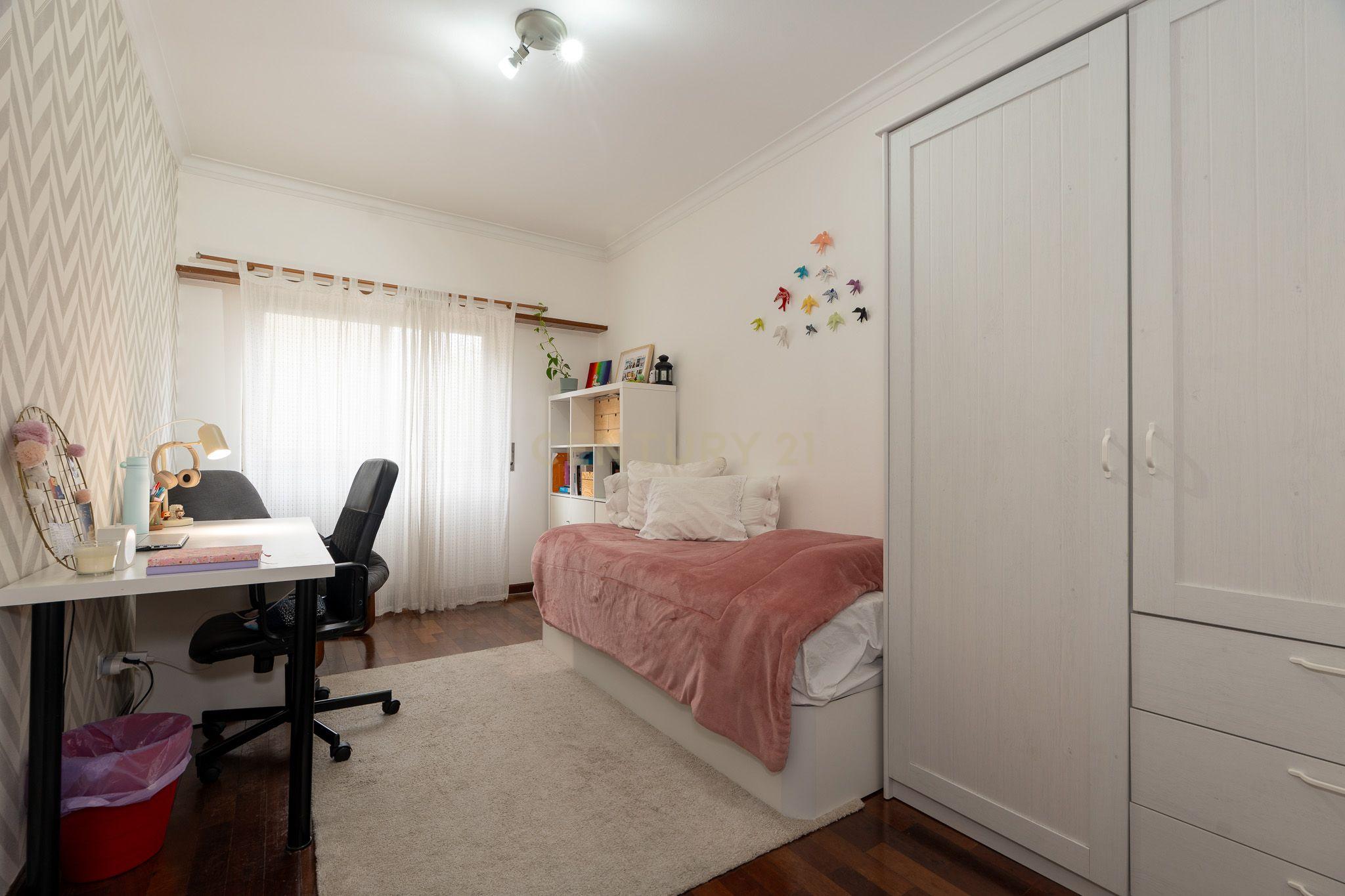 Apartamento T3 com garagem para 2 viaturas Monte Abraão - Image 20