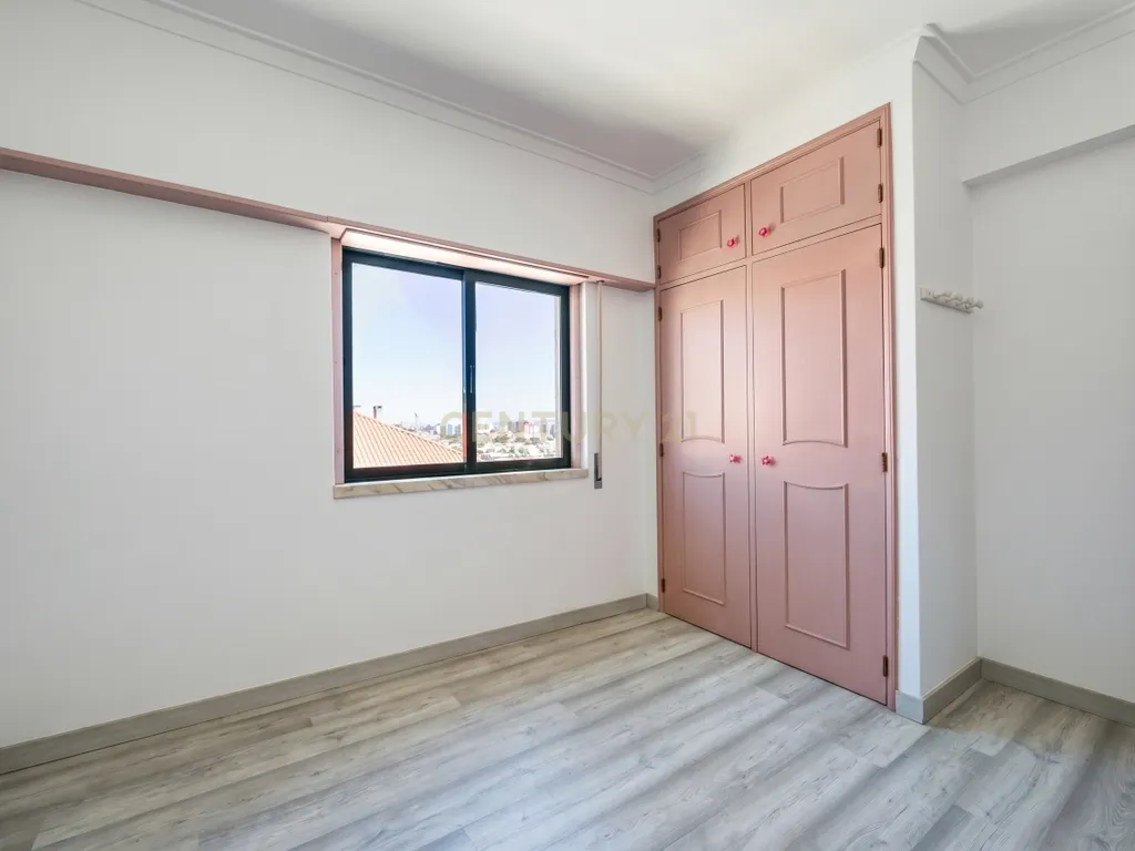 Apartamento T3 com 120m² | Sala com Lareira | Excelentes Áreas e Luz Natural em Algueirão - Image 17