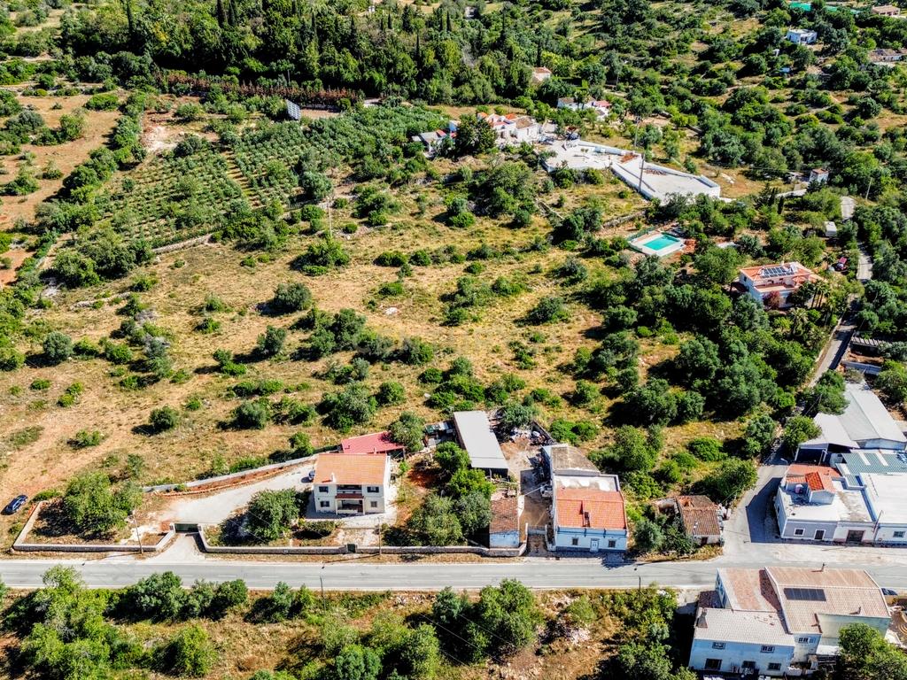 Terreno Rústico em Faro com Vista Panorâmica e Acesso Fácil - Image 9