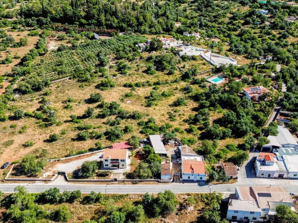 Terreno Rústico em Faro com Vista Panorâmica e Acesso Fácil - Image 9