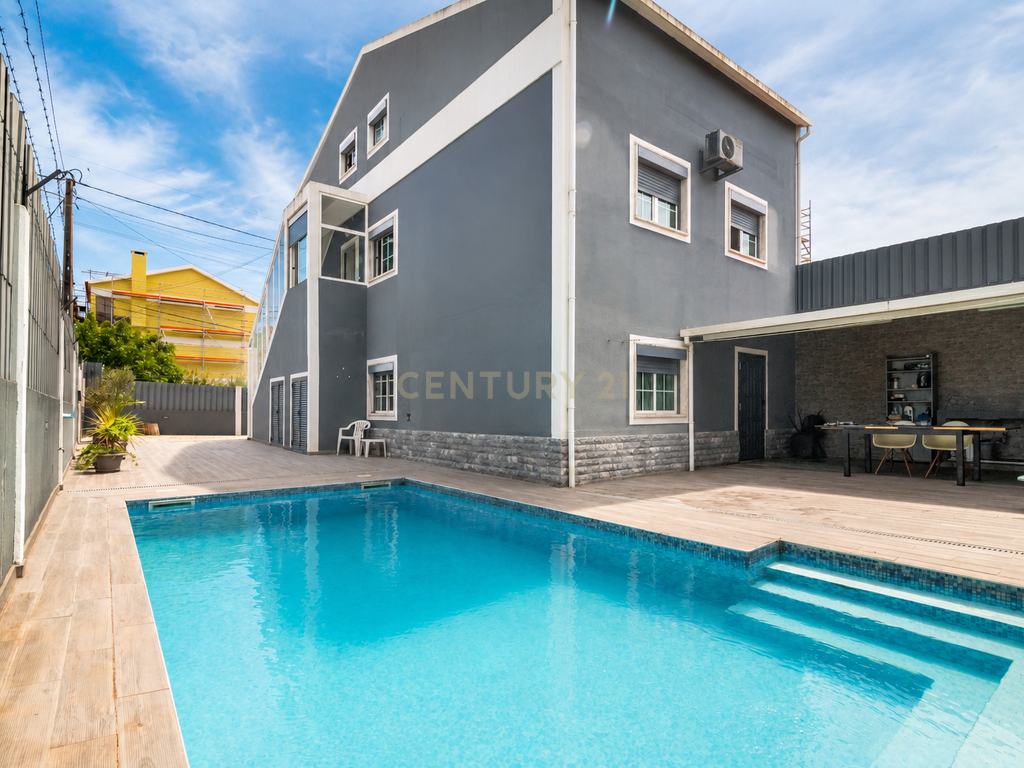 Moradia T4 com piscina e garagem junto às Colinas do Cruzeiro - Image 1