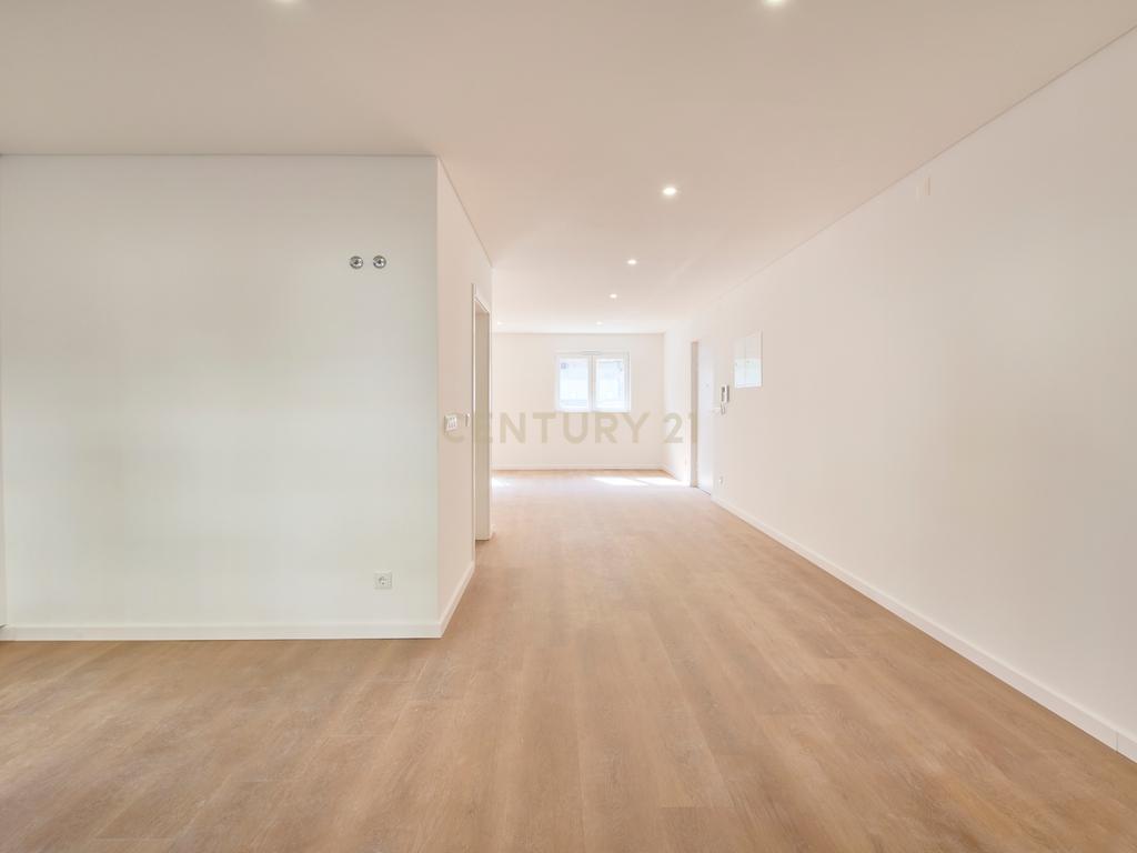 T0 totalmente reabilitado com 66 m² e potencial para T2 | Barreiro - Image 9