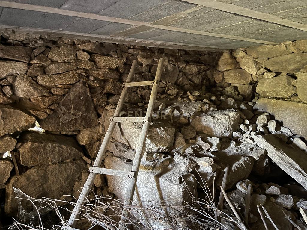 Uma quinta com uma casa que necessita de restauro, situada num terreno de 4000m², cortado por um riacho. - Image 18