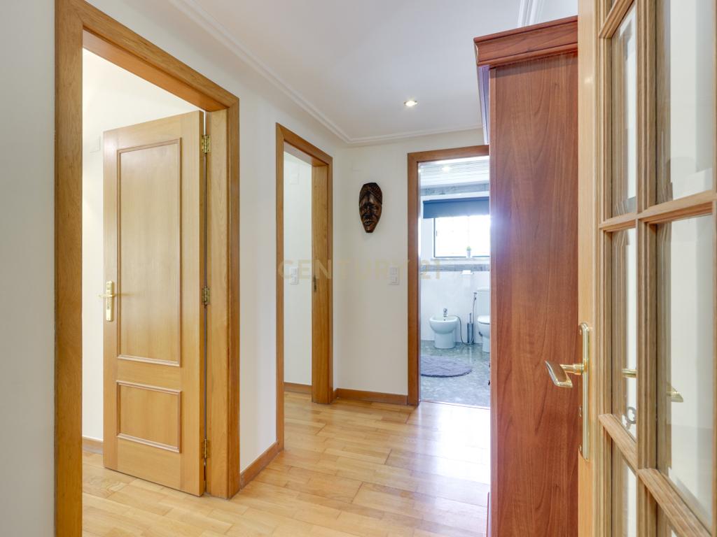 Apartamento T3 no Montijo | 143m2 área bruta útil | 2 garagens e elevador - Image 6