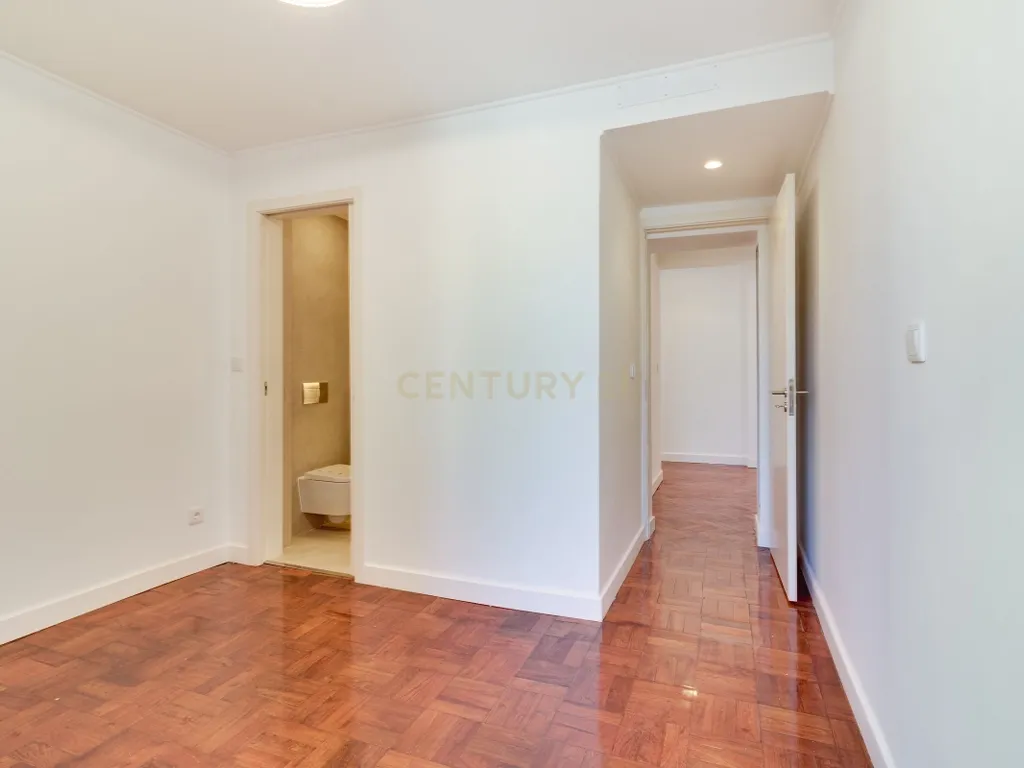 T3 TOTALMENTE RENOVADO COM VARANDA DE 21 m² NO CAMPO PEQUENO – LISBOA - Image 21