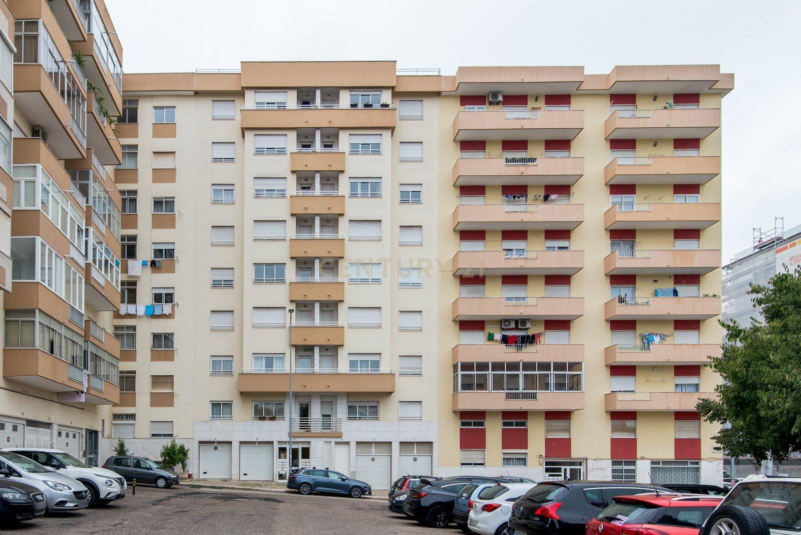 T2 com Garagem | 450 m do Metro - Image 18