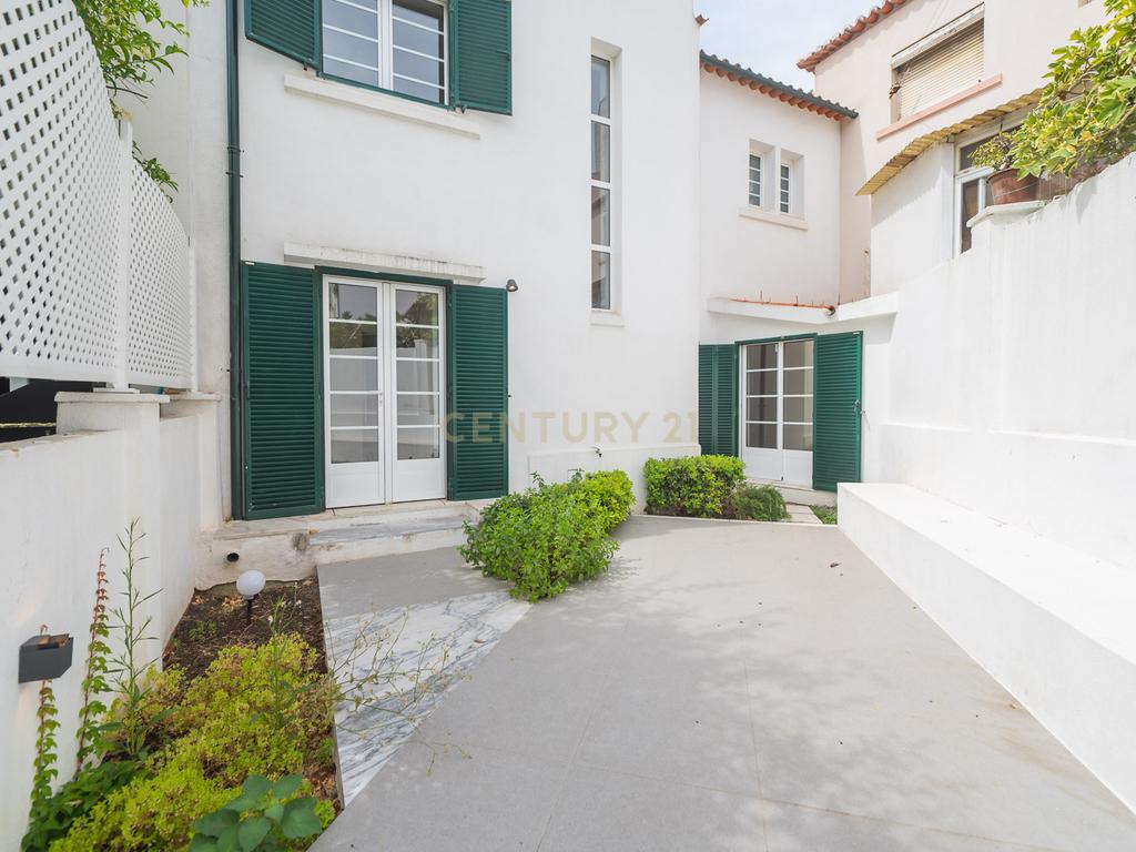 Moradia T3 + 1 Renovada com Jardim e Piscina em Penha de França, Lisboa - Image 17