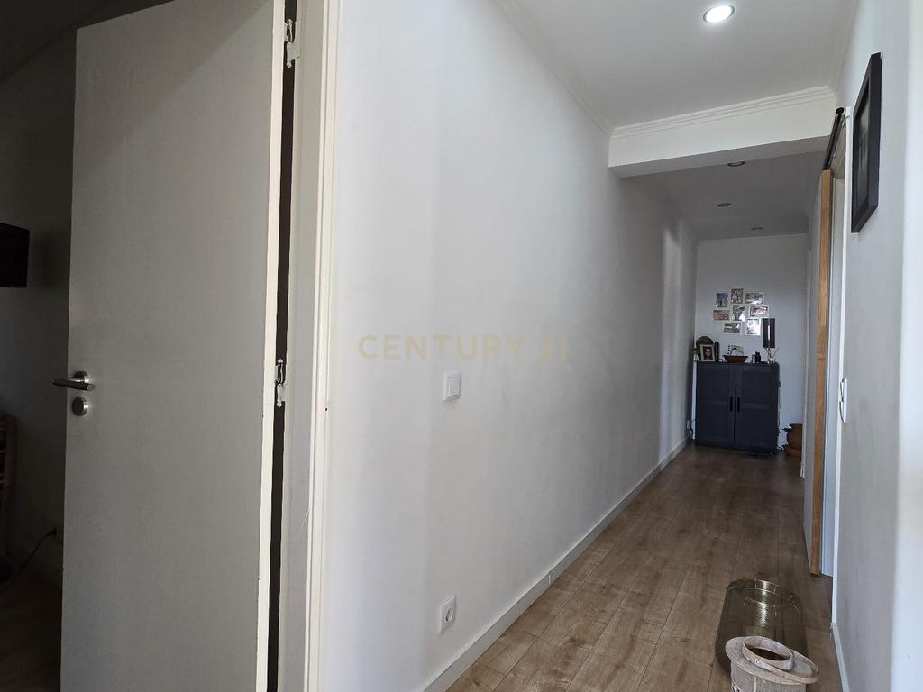 Apartamento T3 Totalmente Remodelado com Varanda e Arrecadação – Vistas Desafogadas - Image 3