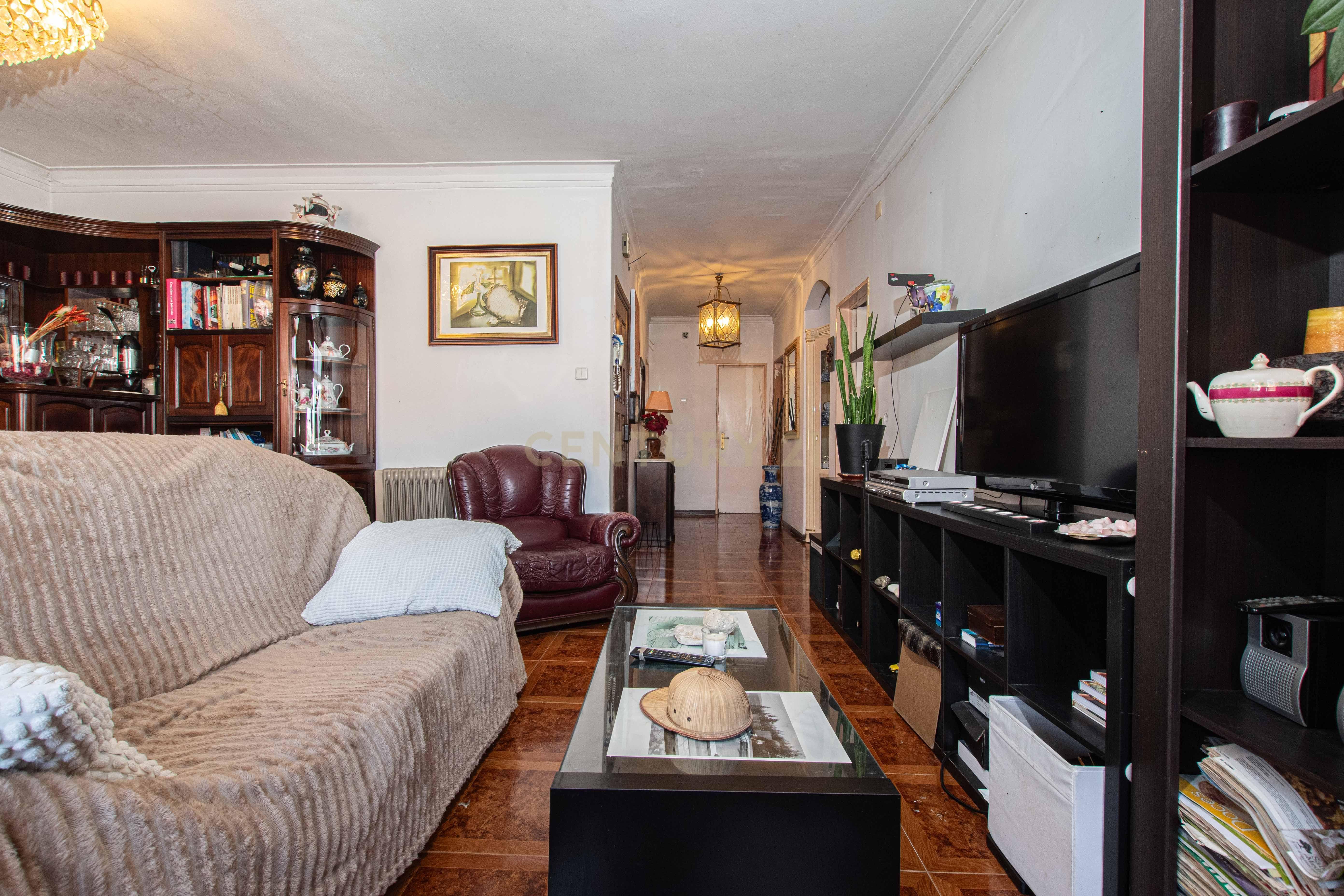 Fotografia 5 de Oportunidade de Investimento | Apartamento T3 convertido em T2 | Olival Basto