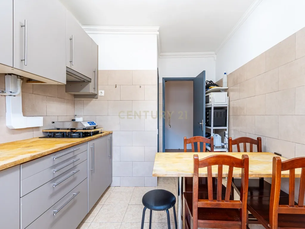 Apartamento T3 em Caneças com Vista e Luz Natural - Image 4